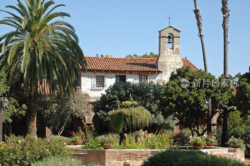 花园和钟楼的Mission San Juan Capistrano，加利福尼亚州